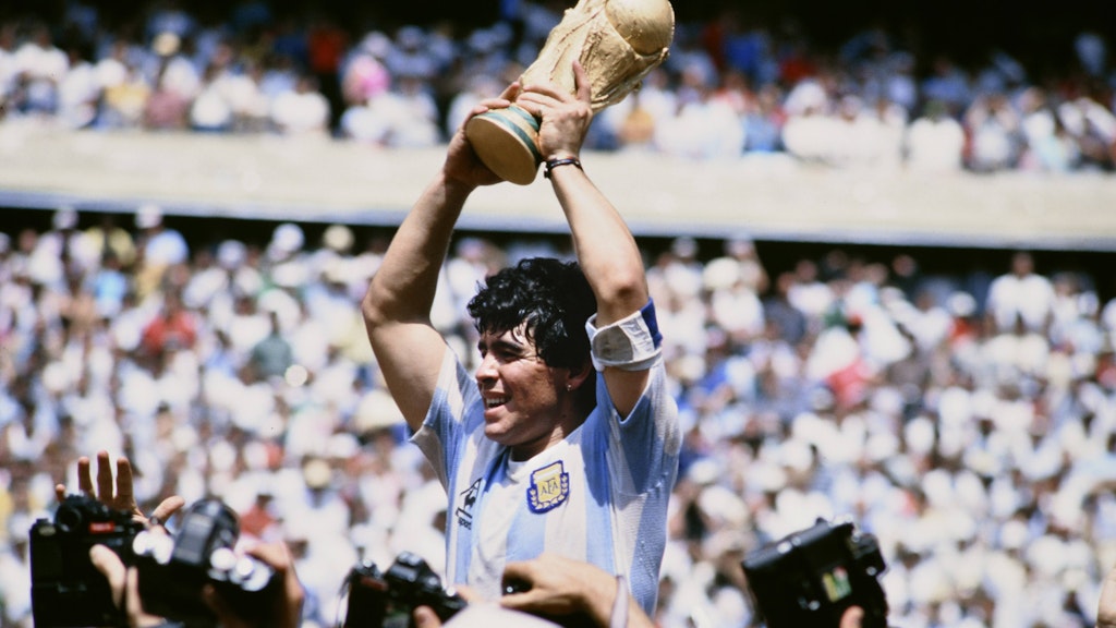 Diego Maradona mit dem WM-Pokal 1986.