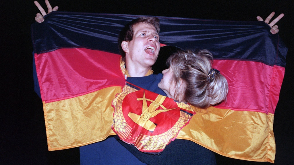 Ein Paar am 3. Oktober 1990 in Berlin.