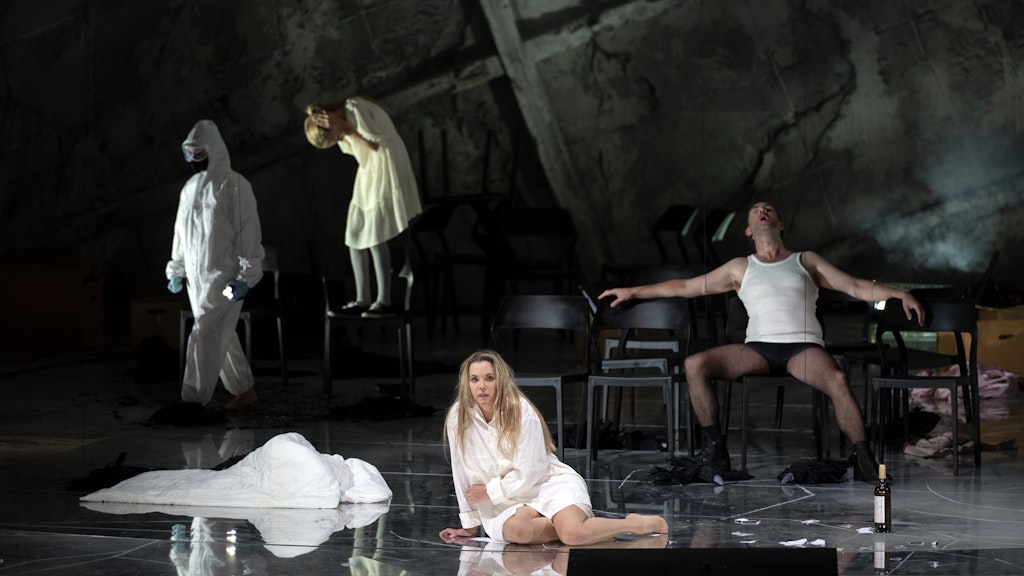 Francesca Ciaffoni (Tänzerin), Ségolène Bresser (Kind), Mojca Erdmann (Marquise de Merteuil) und Thomas Oliemans (Vicomte de Valmont, v. l.) in „Quartett“ an der Staatsoper.