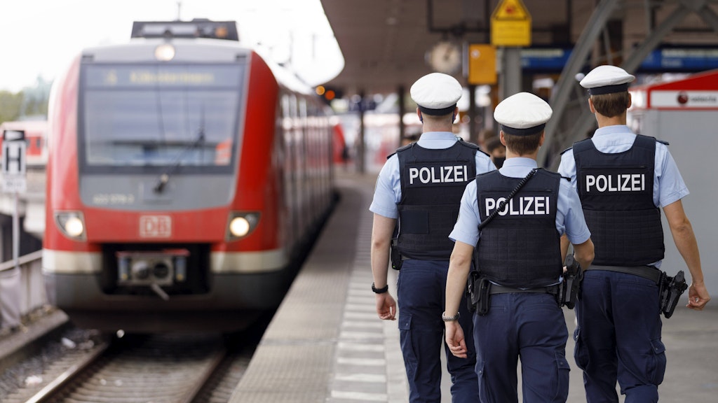 Bundespolizisten am Kölner Hauptbahnhof.
