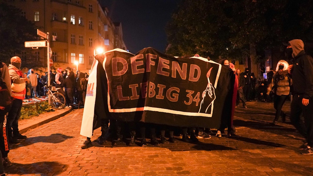 „Defend Liebig 34“ steht auf dem Transparent der Demonstranten.
