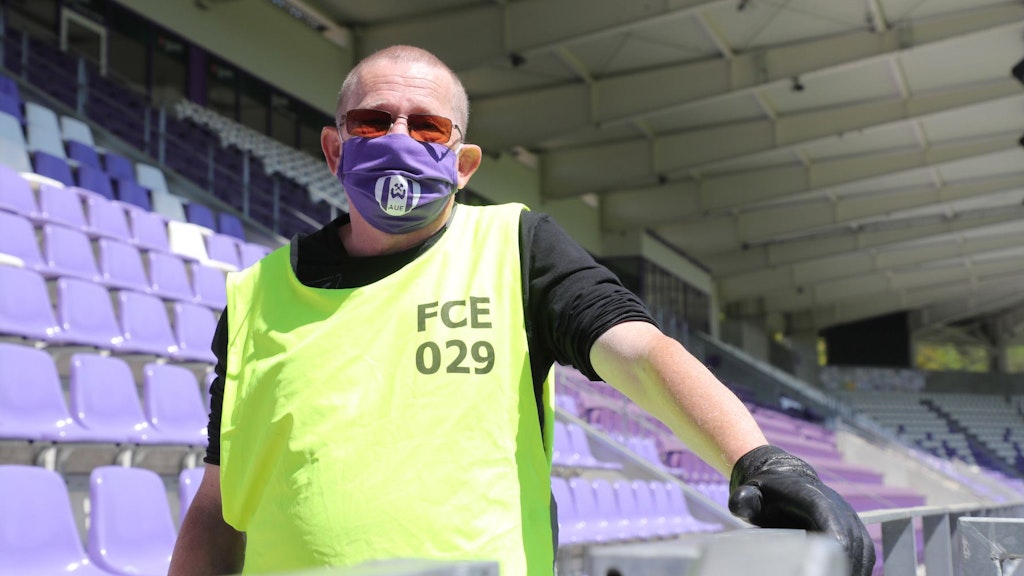 Ein Stadionordner in Aue trägt vorschriftsgemäß eine Maske.