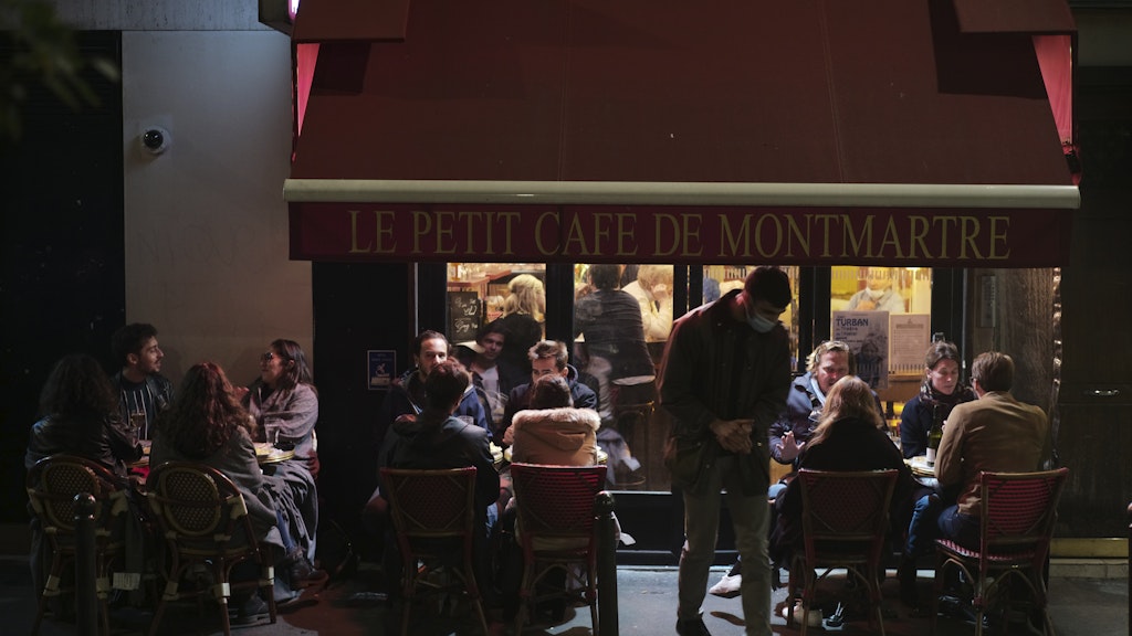 Paris tritt wegen der alarmierenden Corona-Lage auf die Bremse und schließt Bars und Cafés. 