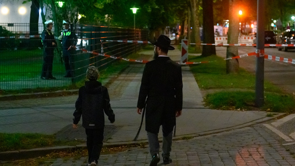 Vor einer Hamburger Synagoge war ein jüdischer Student mit einem Spaten niedergeschlagen worden. Die Polizei sperrte den Gehweg vor dem Tatort ab. 