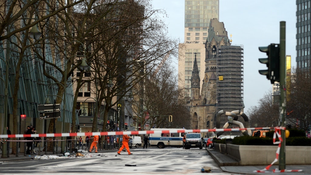 Die gesperrte Tauentzienstraße nach dem tödlichen Autorennen im Februar 2016 (Archivbild).