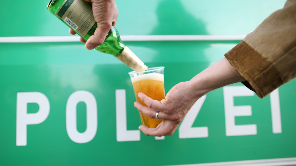 Die Bundespolizei hat eine Frau mit rund 4,3 Promille im Blut aufgegriffen. Ihr Begleiter hatte einen Wert von 2,25 Promille. 