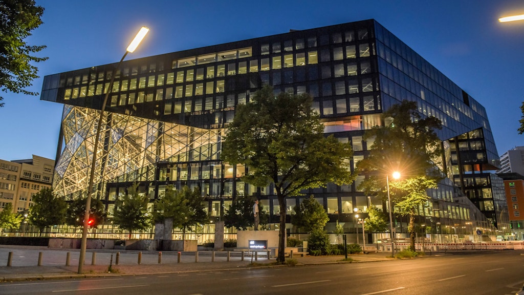 Koolhaas’ Projekt ist wieder ein Riesenbau, 52.000 Quadratmeter Nutzfläche – also mehr als das Berliner Humboldt-Forum! – entstand auf einem fast quadratischen Grundstück von nur 10.000 Quadratmetern.