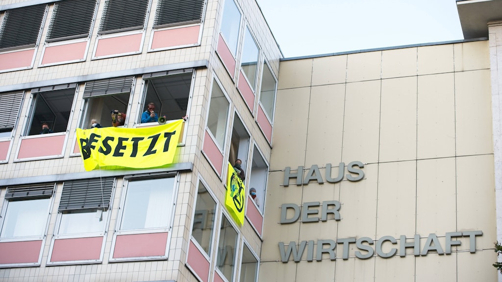 Mitglieder der Gruppe Extinction Rebellion besetzen das Haus der Wirtschaft in Berlin.