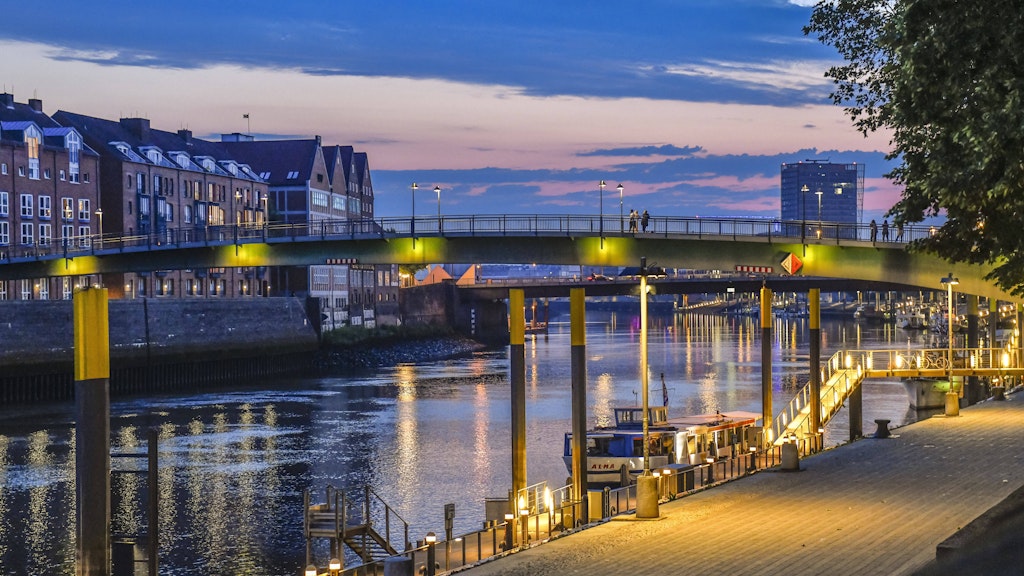 Die Weserpromenade mit der Teerhofbrücke in Bremen.
