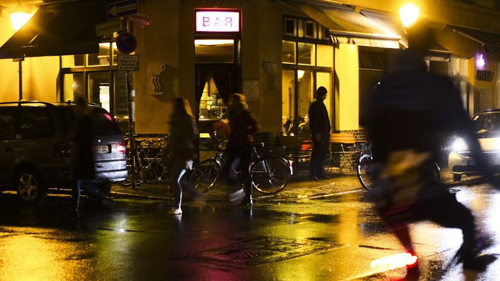 Ab Sonnabend müssen Restaraunts, Bars und die meisten Geschäfte von 23 Uhr bis 6 Uhr schließen.