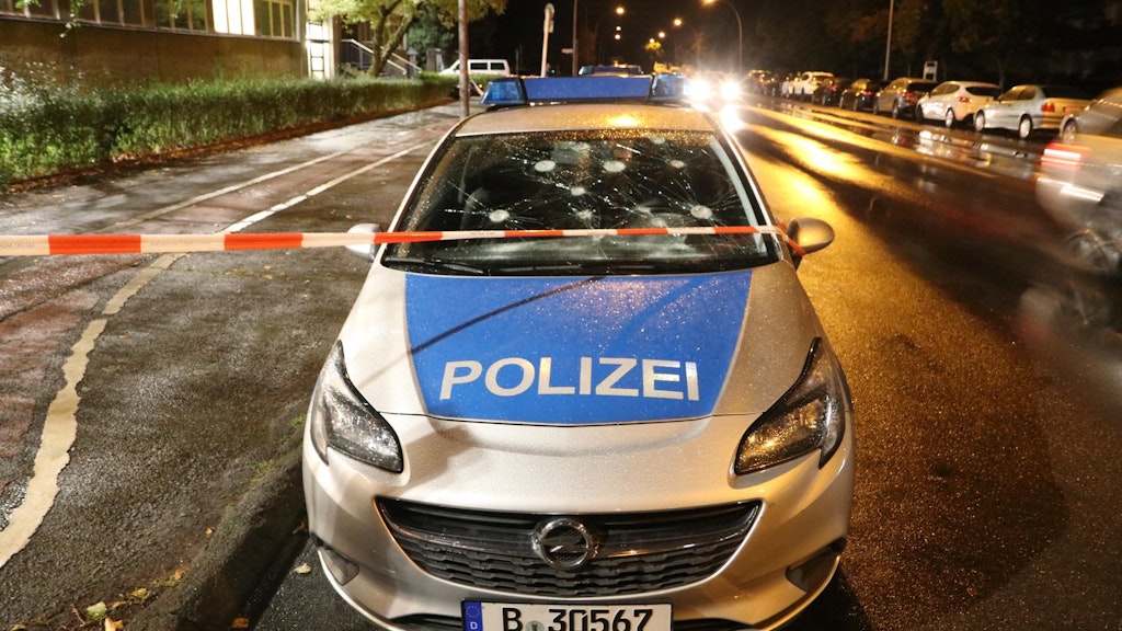 Das Fahrzeug des Objektschutzes wurde mit einem Kuhfuß beschädigt. 