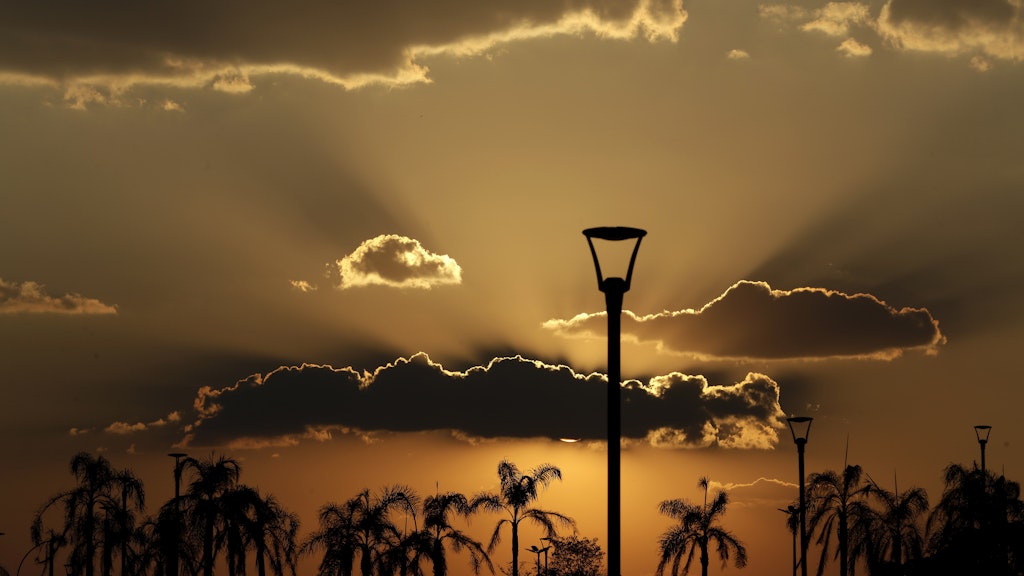 Der Abendhimmel in der brasilianischen Hauptstadt Brasilia.