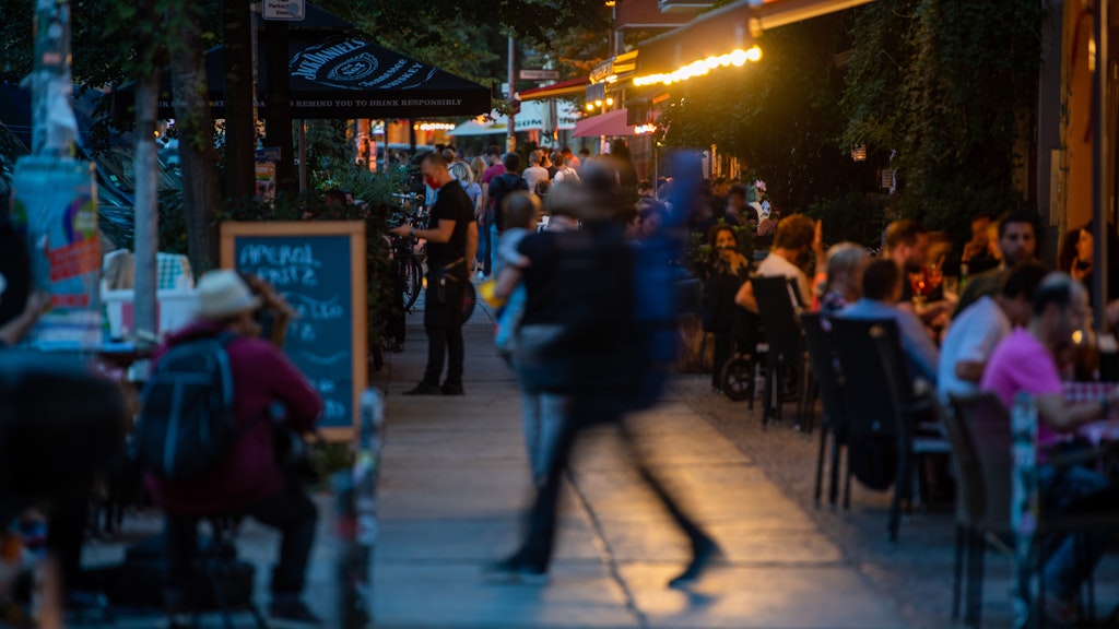 Menschen sitzen in Restaurants und Bars in Friedrichshain.