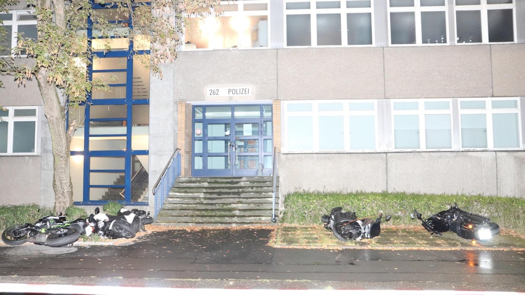 Vermummte haben die privaten Motorräder einiger Polizisten umgestoßen. Auch einige Reifen wurden zerstochen. 