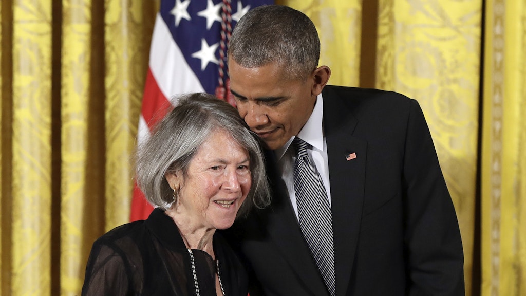 Louise Glück mit dem damaligen US-Präsidenten Barack Obama bei der Verleihung der National Humanities Medal (Medaille für Geisteswissenschaften) an die Lyrikerin 2016 im Weißen Haus. Jetzt hat sie den Literaturnobelpreis erhalten. 