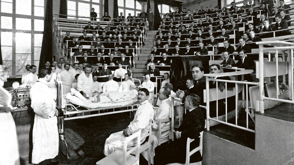So bereitete man sich in Berlin vor 110 Jahren auf den Heilberuf vor: Herren in Anzügen lauschten Herren in Weiß. Hörsaal der II. Medizinischen Klinik der Charité.<br><br>