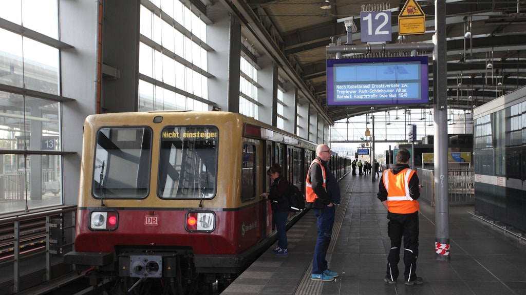 Ein S-Bahn-Zug am Ostkreuz. Von hier nach Neukölln fahren ausschließlich Busse.