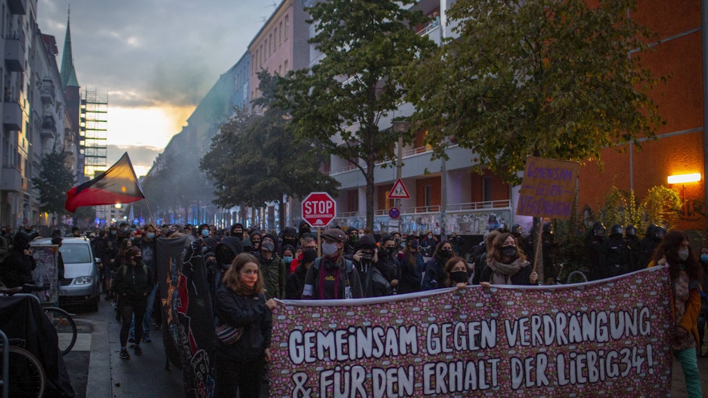 Bis zu 600 Demonstranten zogen am Mittwochabend durch den Friedrichshainer Kiez, um gegen Gentrifizierung zu protestieren. 
