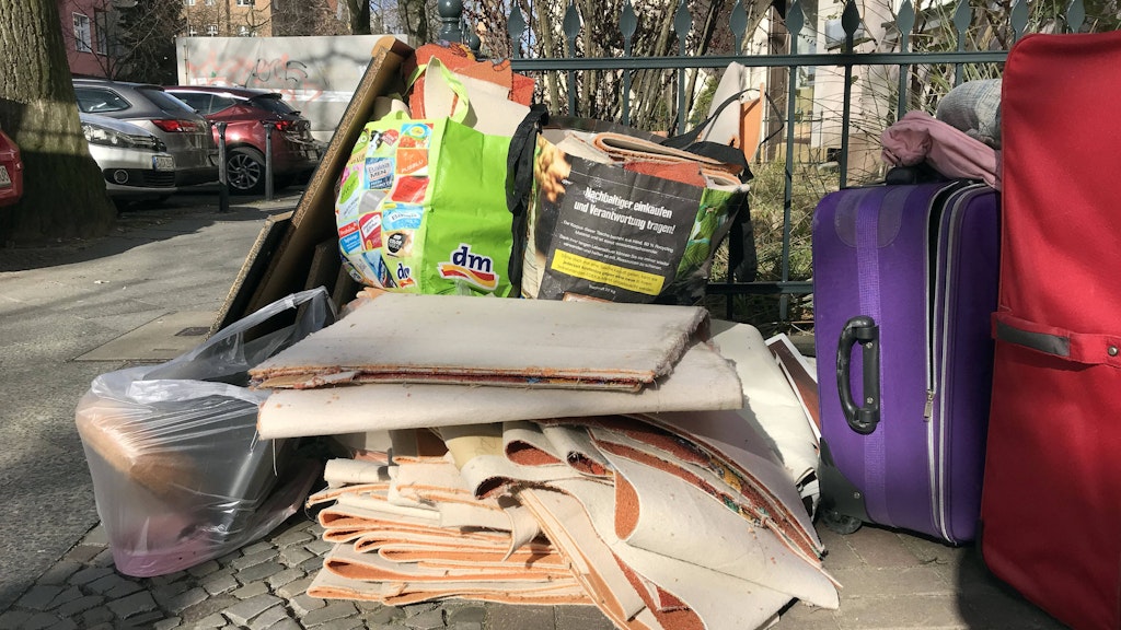 Sperrmüll liegt auf einer Straße in Berlin.