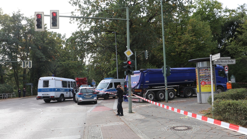 Einsatzkräfte der Polizei an der abgesperrten Unfallstelle an der Pablo-Neruda-Straße in Köpenick.