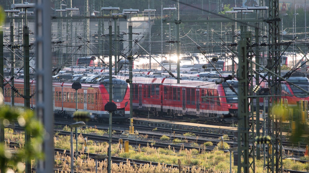 Züge auf dem Gelände des Betriebsbahnhofs Deutzer Feld.