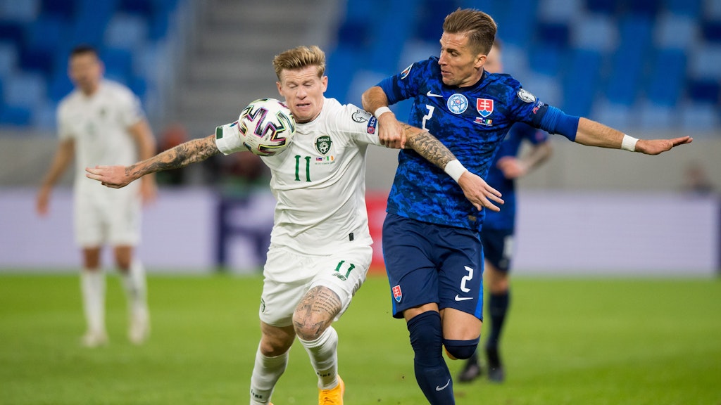 Peter Pekarik (r.) schaffte mit der Slowakei durch ein 4:2 nach Elfmeterschießen gegen Irland den Einzug ins Playoff-Endspiel für die Europameisterschaft. Gegner im November ist Nordirland.