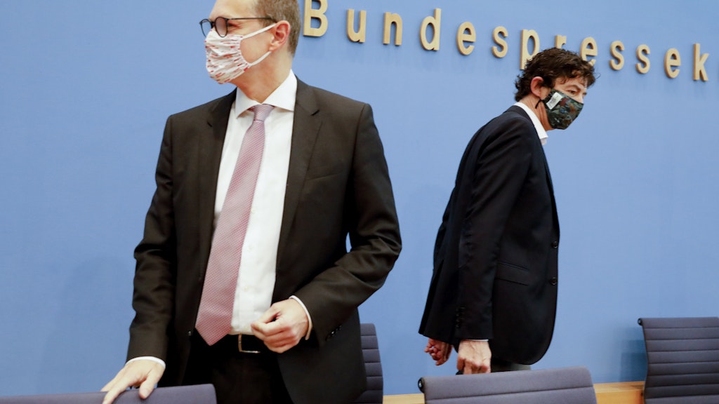 Berlins Regierender Bürgermeister Michael Müller und der Virologe Christian Drosten bei der gemeinsamen Pressekonferenz. 