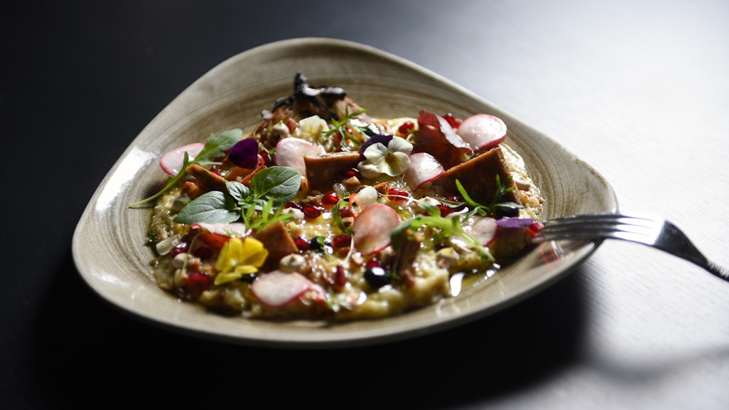 Zerdrückte Aubergine, Radieschen, Granatapfelkerne: das „Auberginen-Carpaccio“ überzeugt mit seinem Mix aus Süße, Schärfe und Säure.