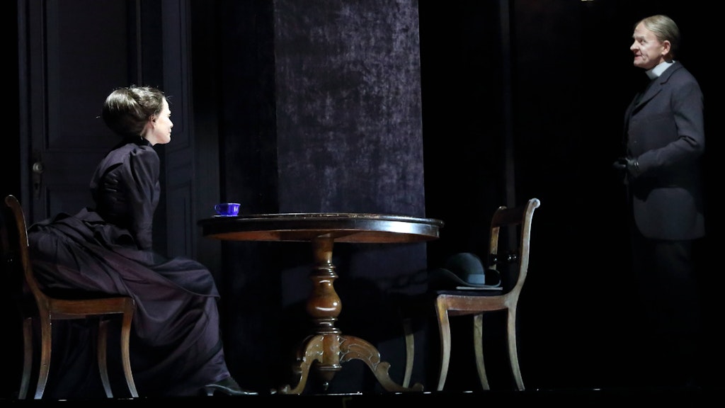 Berliner Ensemble: Corinna Kirchhoff als Frau Helene Alving und Veit Schubert als Pastor Manders in Ibsens „Gespenster“.