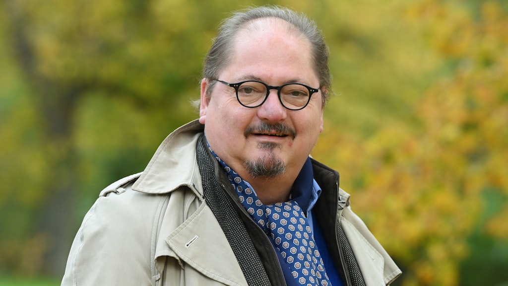 Schauspieler Jürgen Tarrach feiert seinen 60. Geburtstag mit der Schwiegermutter.