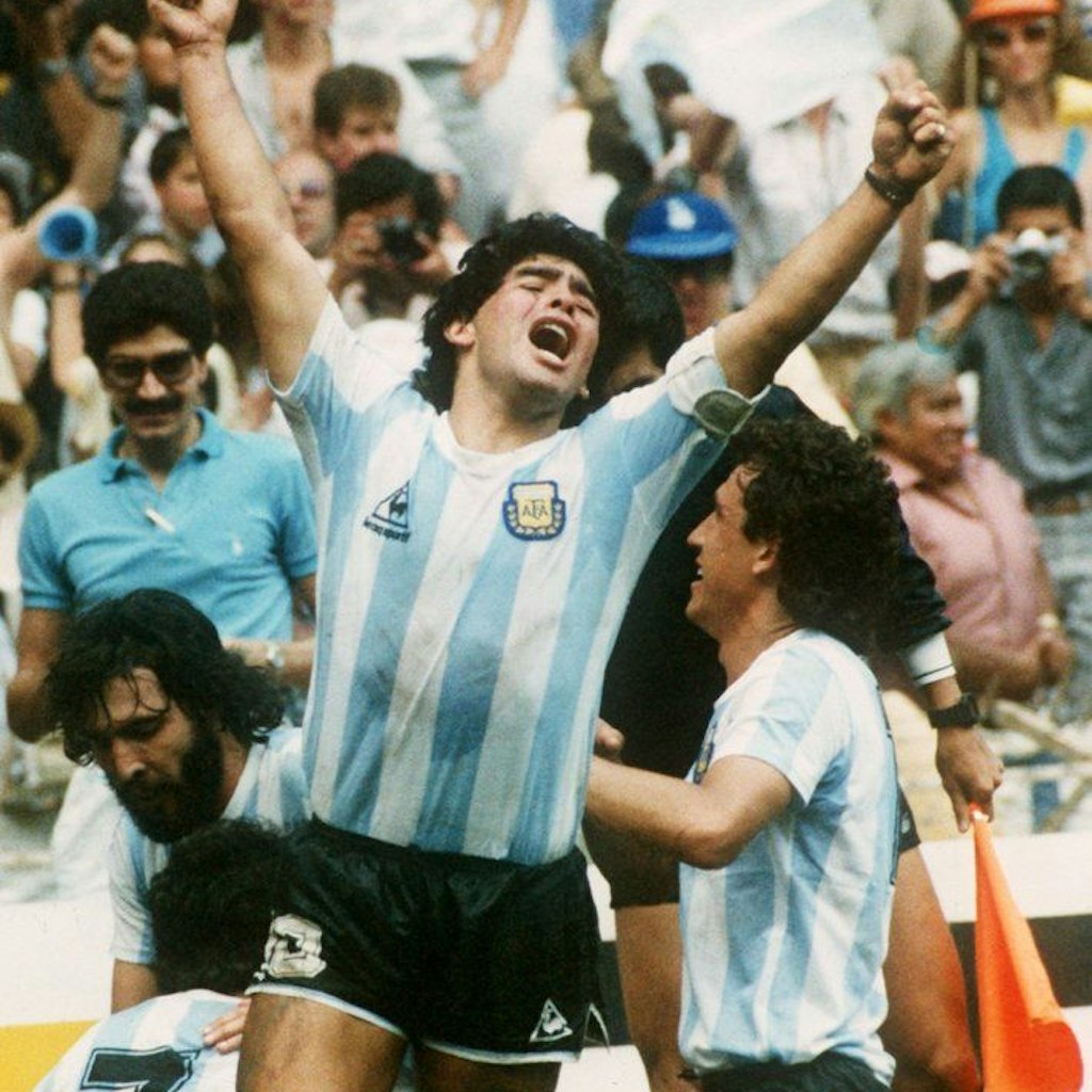 Mexiko, 1986: Diego Maradona feiert den Sieg gegen Deutschland auf der Fußball-WM.