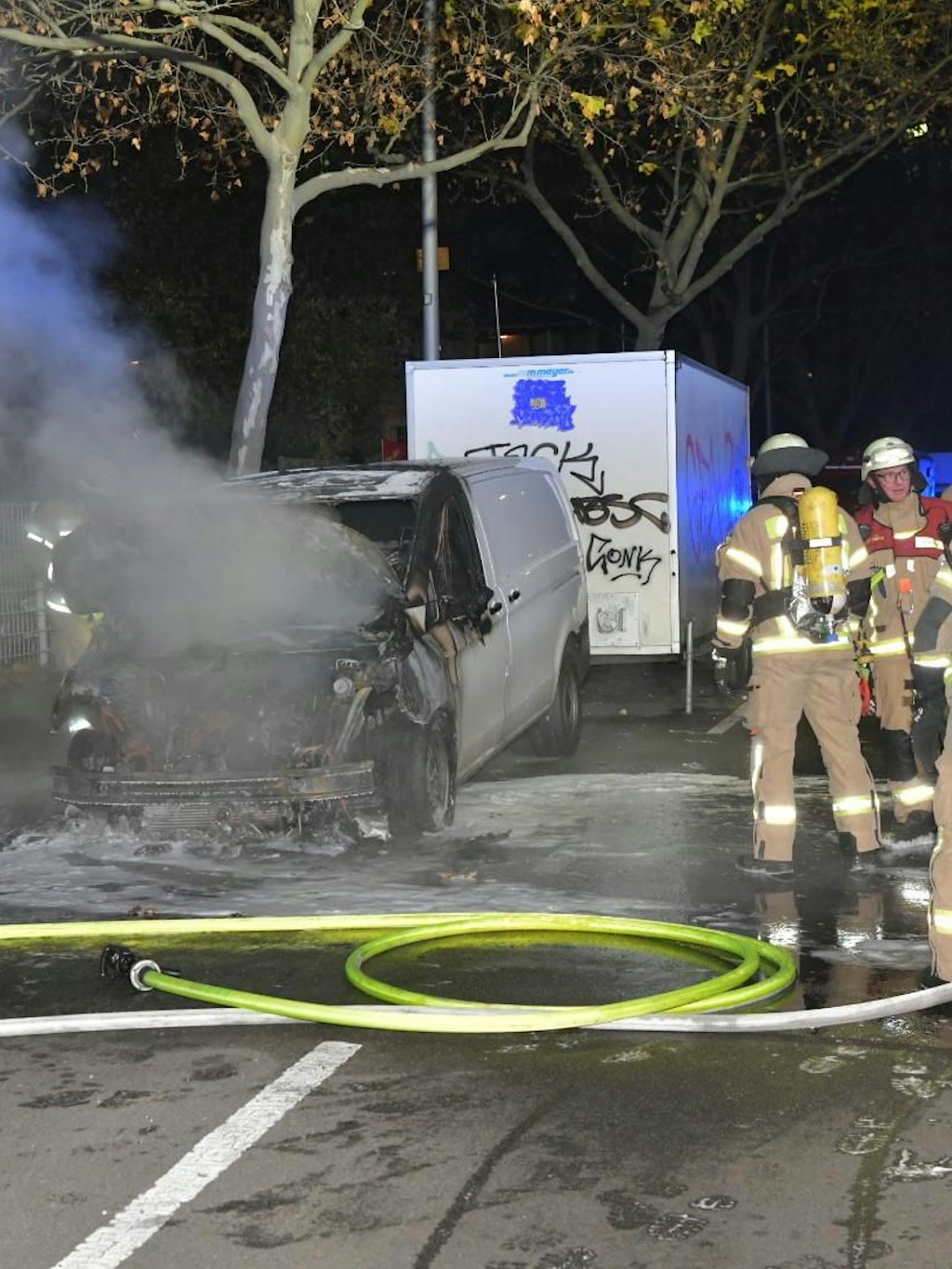 In der Wexstraße in Schöneberg musste die Feuerwehr diesen Transporter löschen.