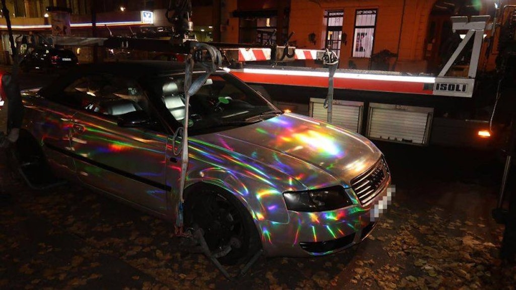 Dieses Auto ließ die Berliner Polizei am Sonnabend auf dem Kudamm abschleppen.
