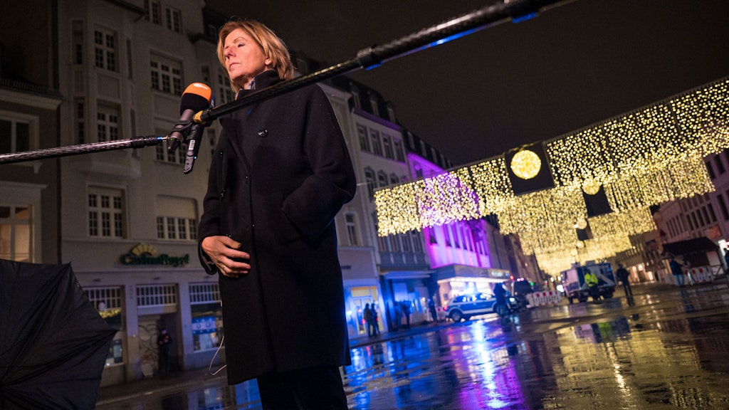 Ministerpräsidentin Malu Dreyer (SPD), die in Trier wohnt, sagte zu den Journalisten: „Es ist einfach nur furchtbar.“