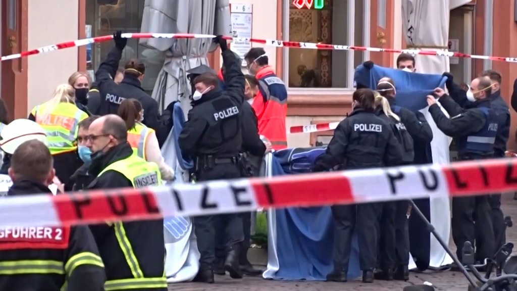 Polizisten und Sicherheitskräfte sorgen dafür, dass der Tatort abgeriegelt wird. 