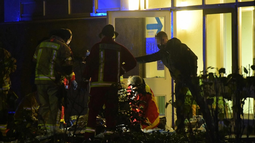 Rettungskräfte kümmern sich um einen der Schwerverletzten.