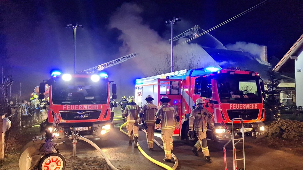 Die Berliner Feuerwehr war mit einem Großaufgebot im Annweilerweg zur Stelle.