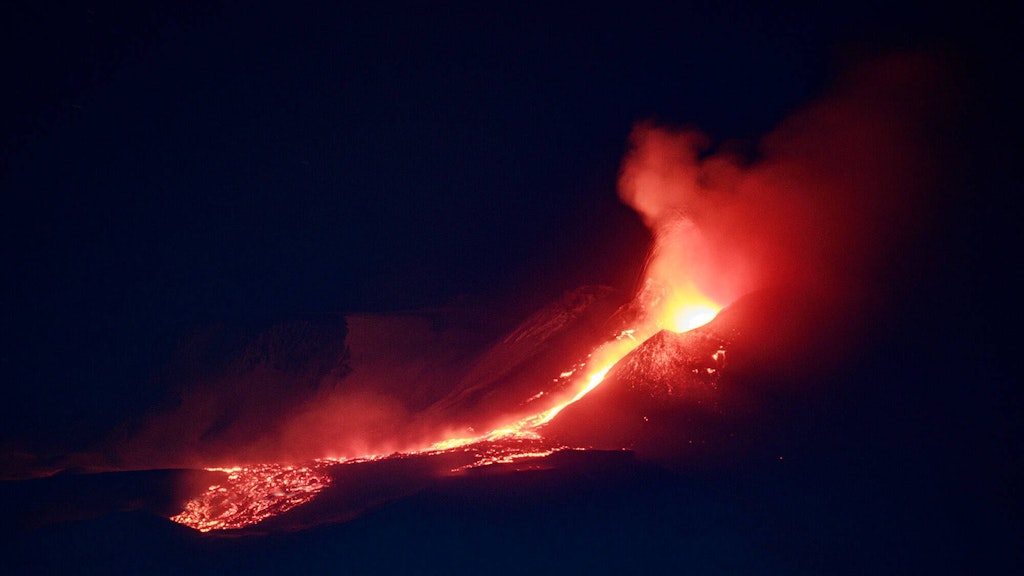 Lava fließt den Ätna hinab.
