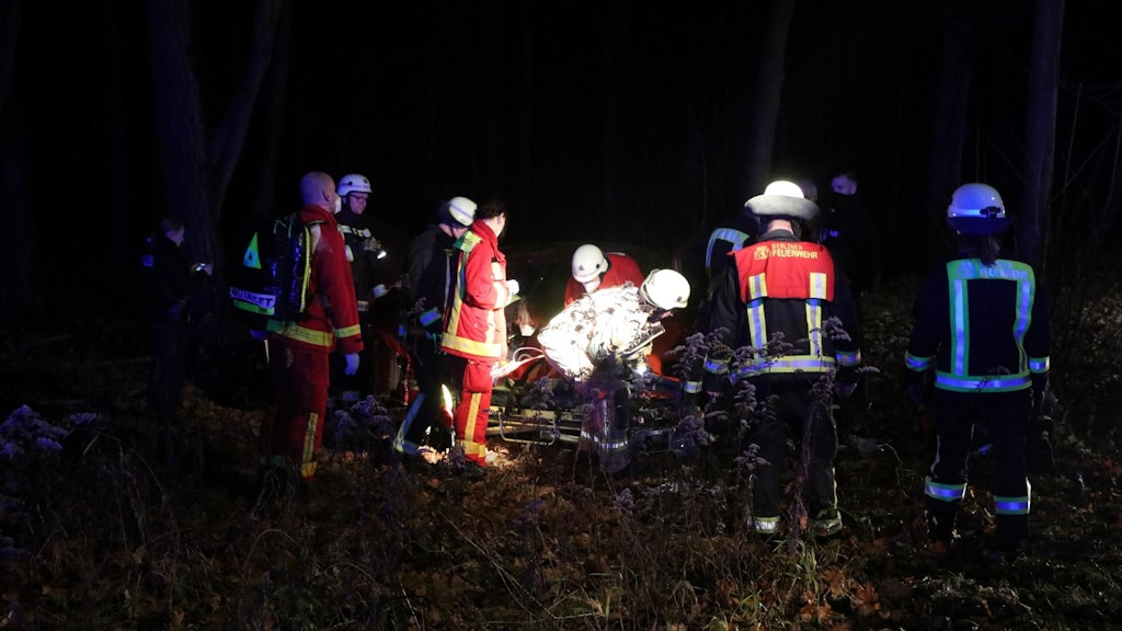 Rettungskräfte der Berliner Feuerwehr an der Unfallstelle.
