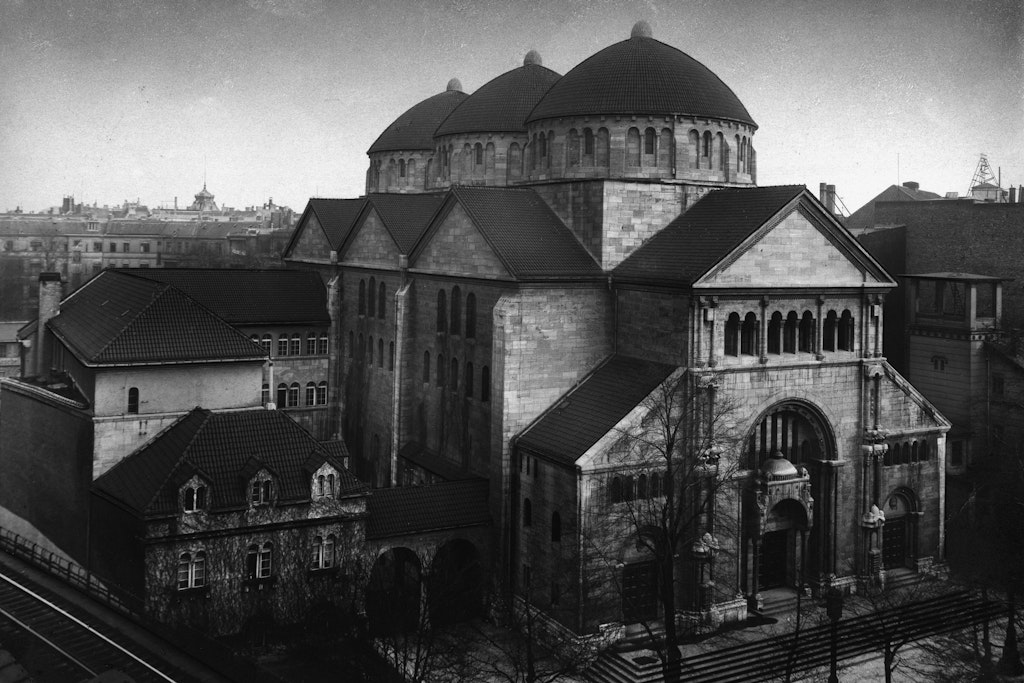 The monumental synagogue on Fasanenstraße. It was set on fire on <em>Kristallnacht</em>, 9 November 1938.