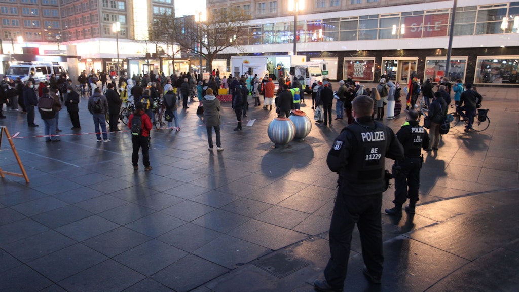 Sogenannte Querdenker versammeln sich am Alexanderplatz.