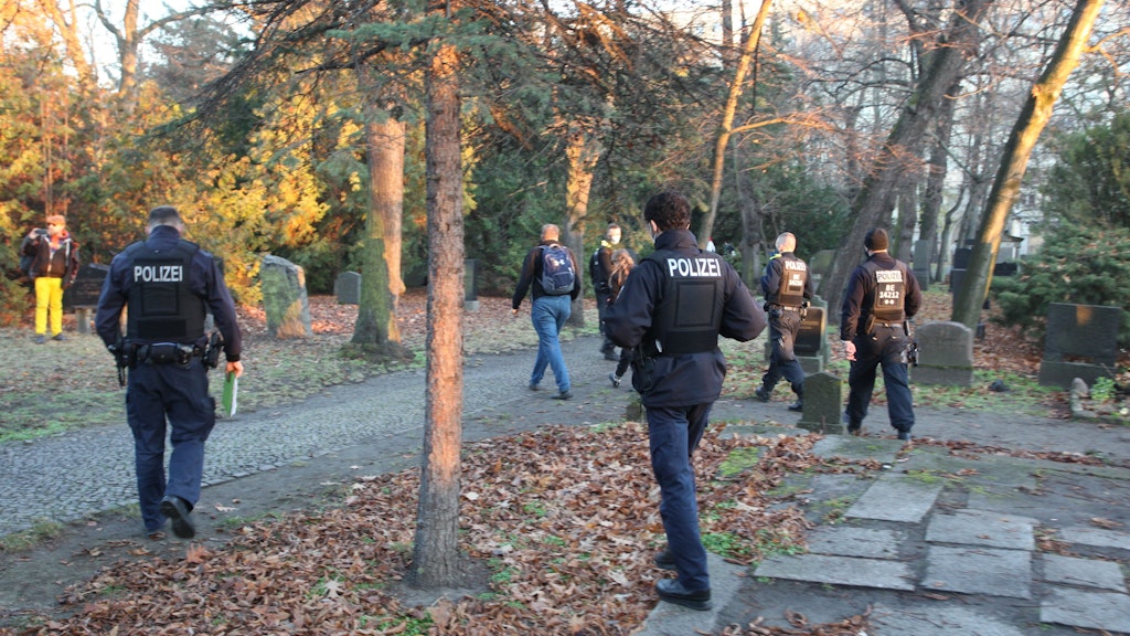 Die Polizei ist den Corona-Skeptikern auf den Friedhof gefolgt.