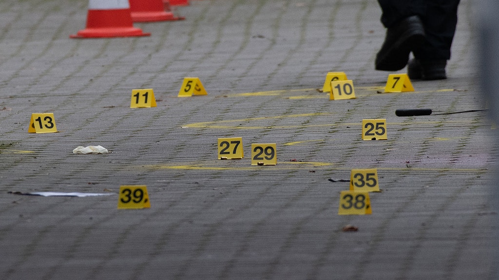 Zahlreiche Zahlenkarten haben Kriminaltechniker in einer Hofeinfahrt eines Hauses an der Stresemannstraße in Kreuzberg aufgestellt. Sie markieren die Fundorte von sichergestellten Spuren und Gegenständen. 