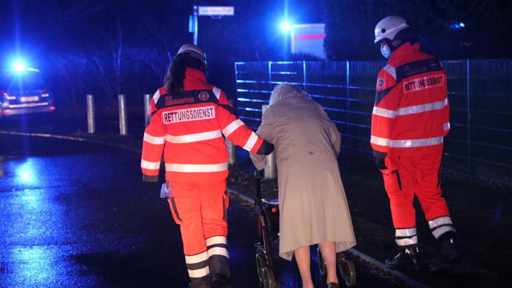 Einsatzkräfte mussten in der Warmensteinacher Straße Anwohner in Sicherheit bringen.