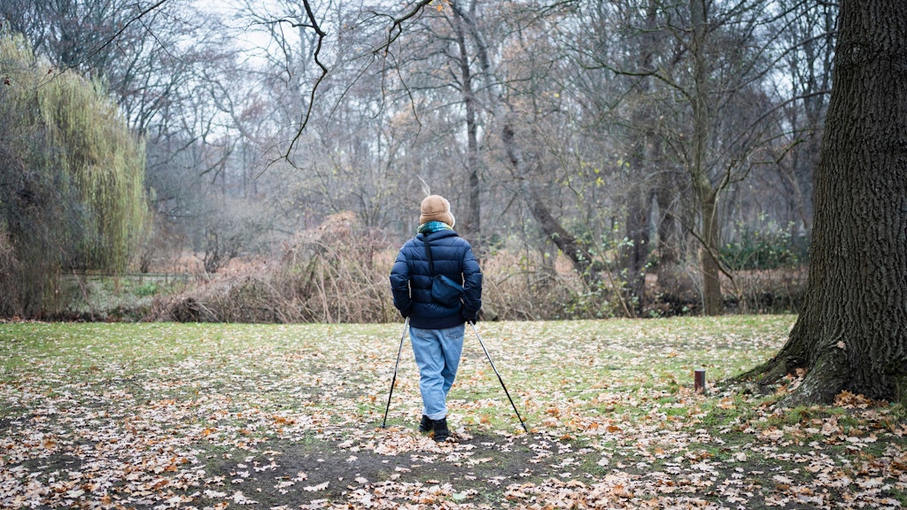 Ein Mann macht eine Pause beim Walking im Tiergarten. Berlin, Deutschland, 09.12.2020.