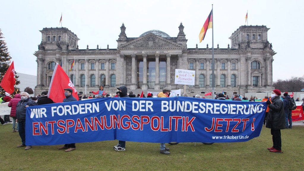Demonstranten am Sonnabend vor dem Reichstagsgebäude.