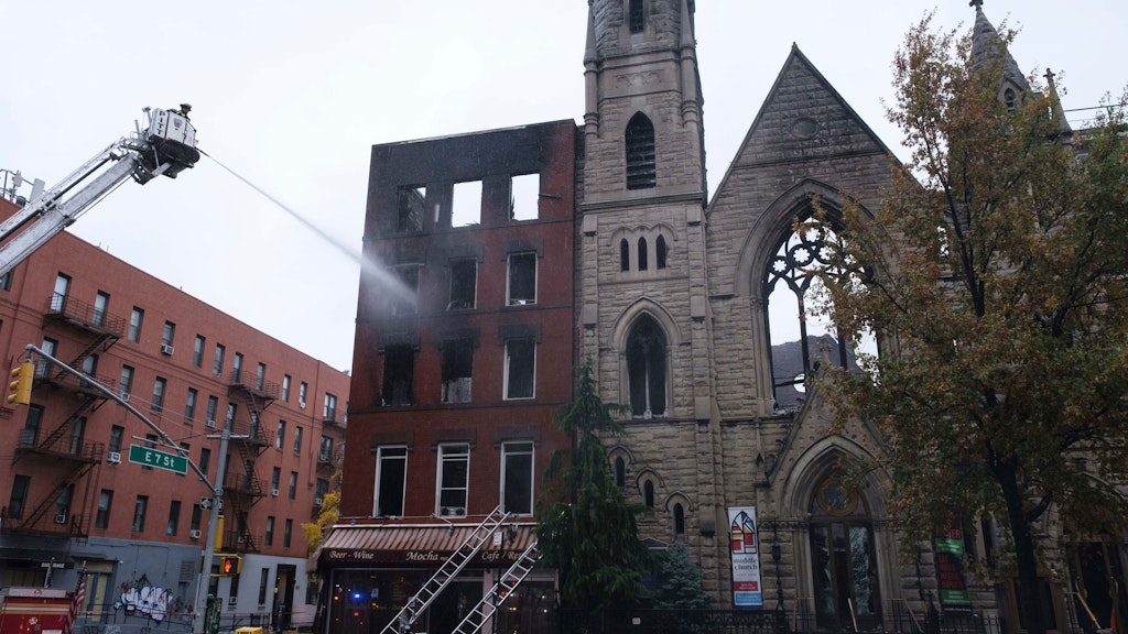 Die schwer beschädigte Kirche und - links im Bild - das ausgebrannte Nebengebäude. 