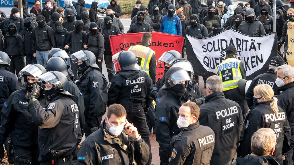 Gegendemonstranten zur „Querdenker“-Demo stehen Polizisten gegenüber. 