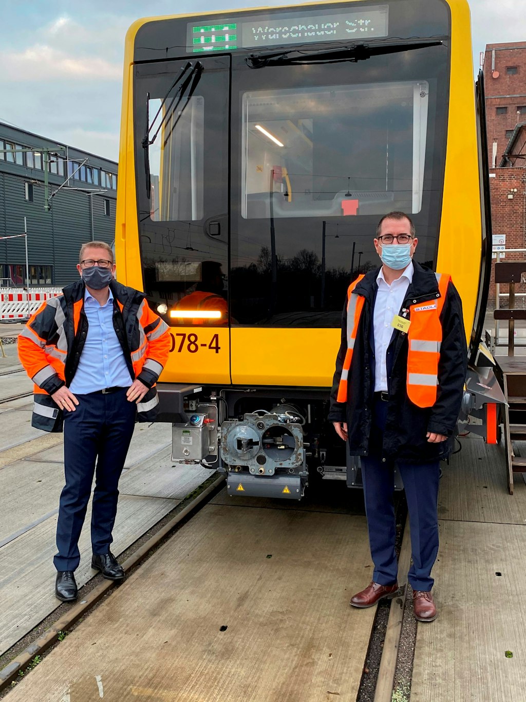 Mit diesem Zug endet die Lieferung der IK-Bahnen: BVG-Betriebsvorstand Rolf Erfurt (links) und Jure Mikolčić, Chef von Stadler Pankow.