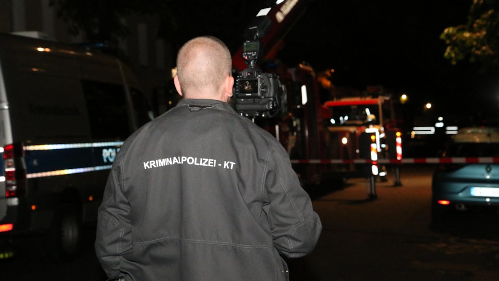 Spezialisten der Spurensicherung untersuchen den Tatort am Ritterlandweg. 